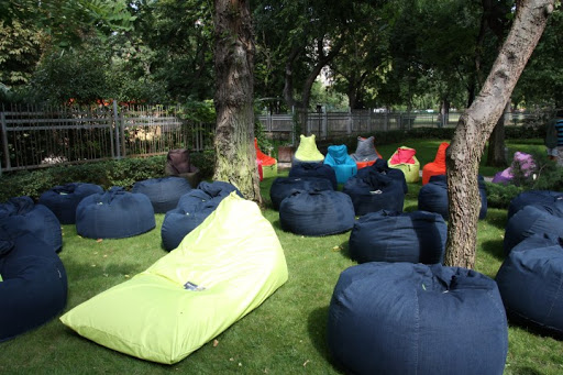 szabadtéri rendezvény zigzag babzsákokkal
